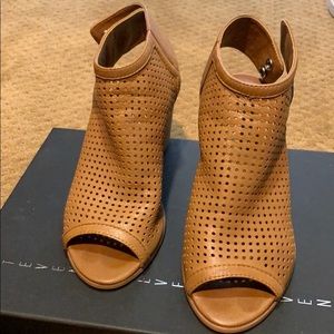 Women Suzy ankle bootie size 8.5 Suzy tan